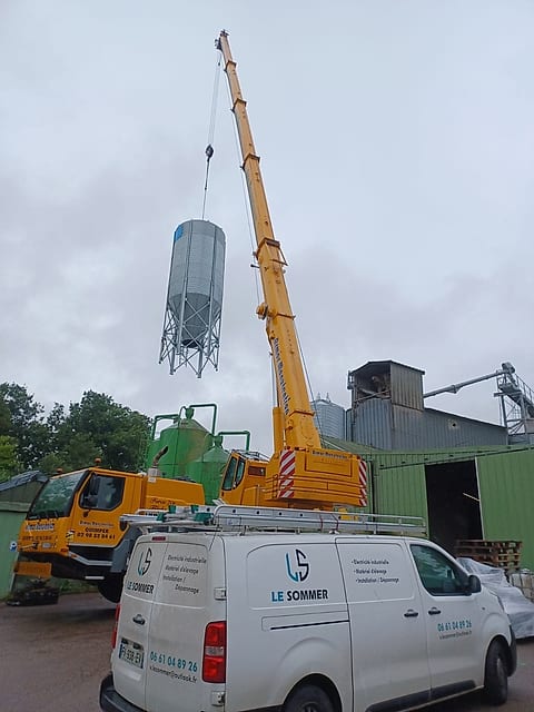 Camion LE SOMMER sur un chantier de levage de silo
