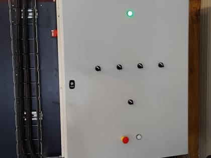 Armoire électrique de commande installée et raccordée sur site