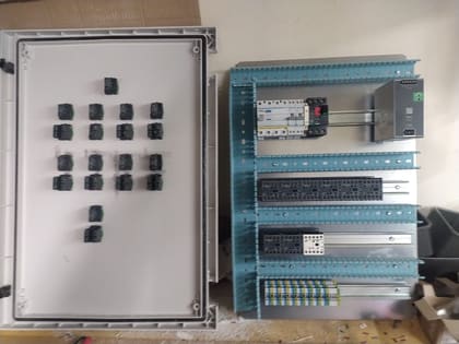 Armoire électrique industrielle en cours d'assemblage en atelier à Ergué-Gabéric