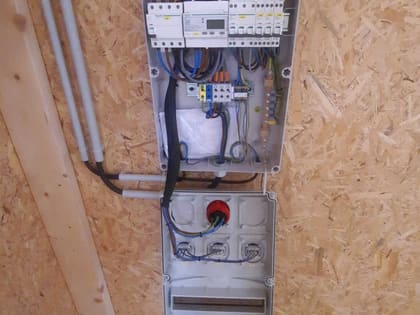 Coffret électrique de commande en cours de câblage dans un bâtiment