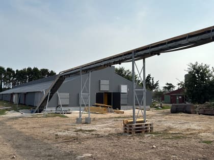 Convoyeur installé en façade d’un bâtiment avicole