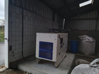 Groupe électrogène de secours raccordé dans un local technique