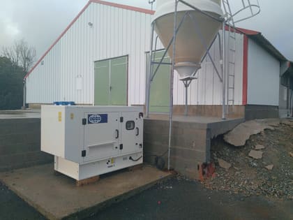 Groupe électrogène raccordé au pied d'un bâtiment agricole