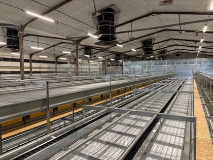 Poulailler équipé en matériel Landmeco avec ventilation apparente, installé par LE SOMMER