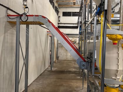 Intérieur de poulailler équipé en alimentation et abreuvement