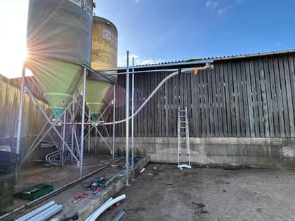 Raccordement de silos à aliment et vis de transfert