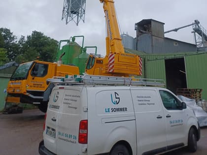 Camion et grue LE SOMMER sur un chantier de pose de silo à aliment dans le Finistère