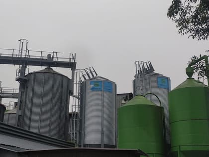 Silo à aliment Skiold installé sur une exploitation