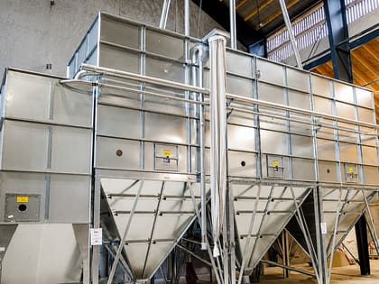 Silos de stockage d’aliment mis en place à l’intérieur d’un bâtiment