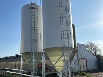 Silos de stockage d’aliment installés en extérieur