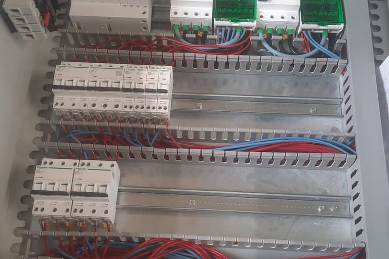Armoire électrique en cours de montage par LE SOMMER