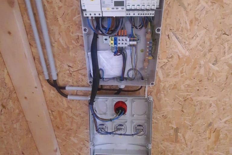Coffret électrique en cours de câblage dans un bâtiment